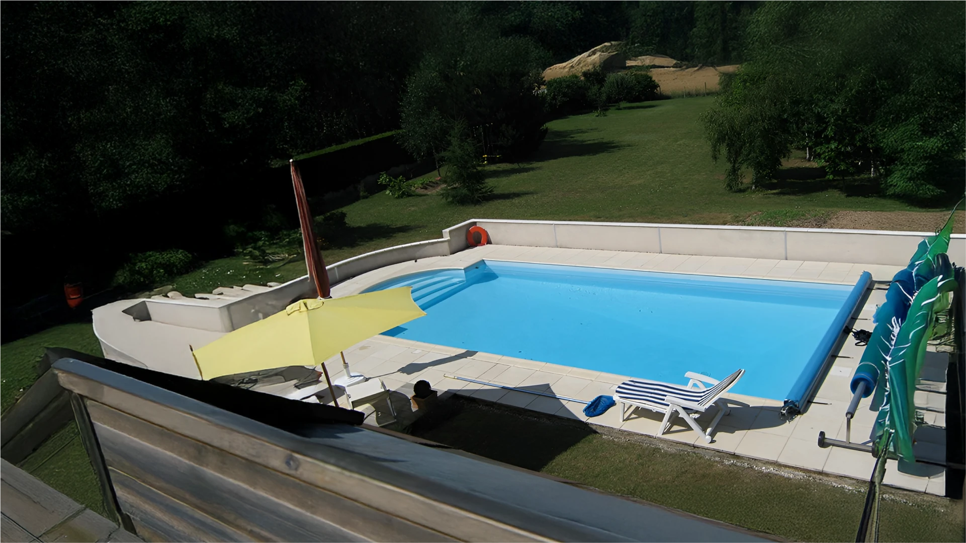 Pisciniste à Orléans AQUA BLUE construisant une piscine sur mesure dans un jardin résidentiel